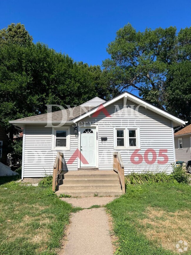 Building Photo - 3BR/1BA Single Family House By Augustana &...