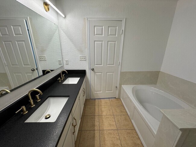 Building Photo - FREE RENT WITH QUICK MOVE IN UP TO NOVEMBE...