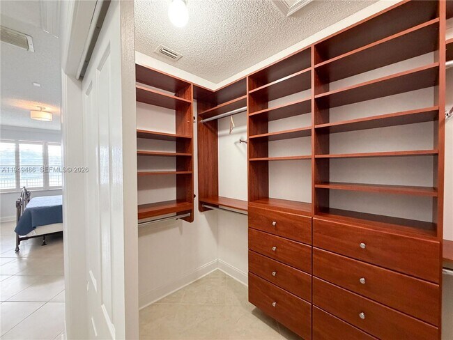 Building Photo - 3279 Huntington