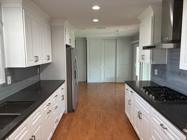 Building Photo - NICE 2 Bedroom Home with Large Enclosed Ya...