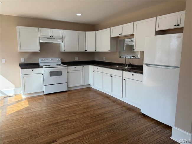 Building Photo - 156 Oswego St