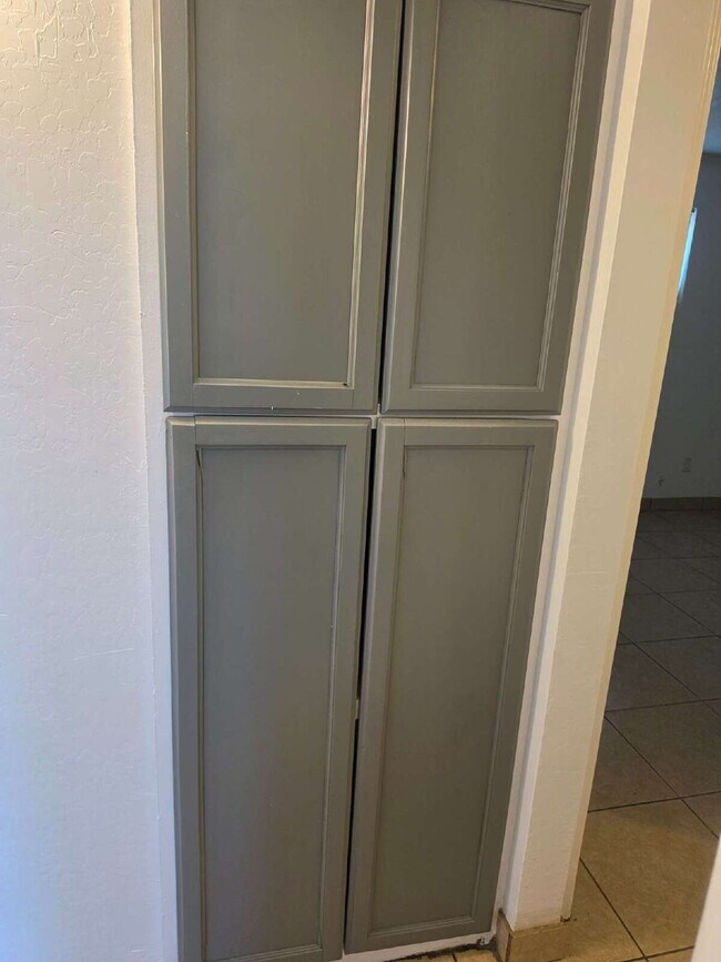 Building Photo - MOVE-IN READY 3 BEDROOM WITH $250 BONUS – ALL TILE & CENTRAL AIR OFFERING $250 GIFT CARE AFTER SU...