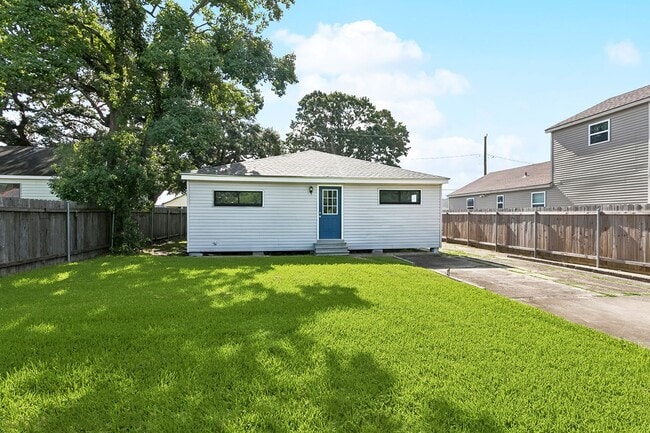 Building Photo - **Charming Family Retreat in the Heart of ...