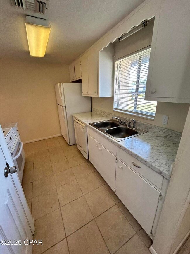 Building Photo - 1028 Bradley Cir