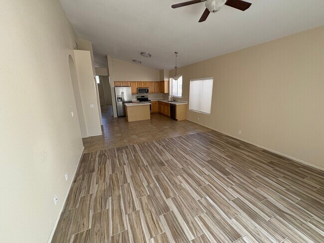 Building Photo - 10739 W Bermuda Dr
