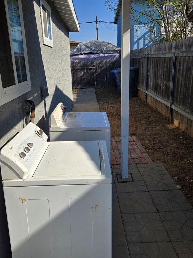 Building Photo - 1013-1013 12th St