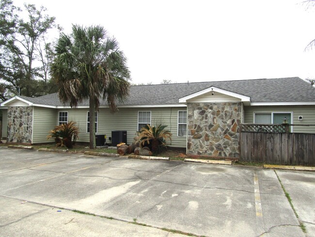 Building Photo - Inviting 2-Bedroom Home in West Pensacola ...