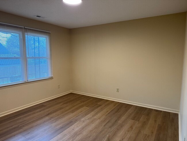 Building Photo - Two Bedroom Apartment in Statesville