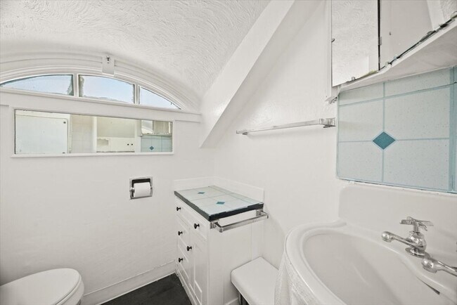 Building Photo - 1 Elm St