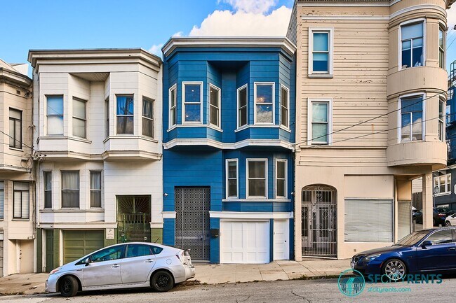 Primary Photo - Russian Hill: Recently Remodeled Flat with In-Unit Washer & Dryer & A/C