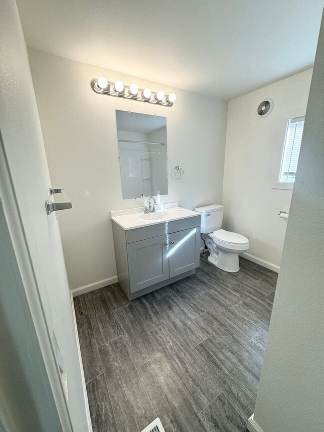 Building Photo - 3 Bedroom 2 Bathroom for Rent.