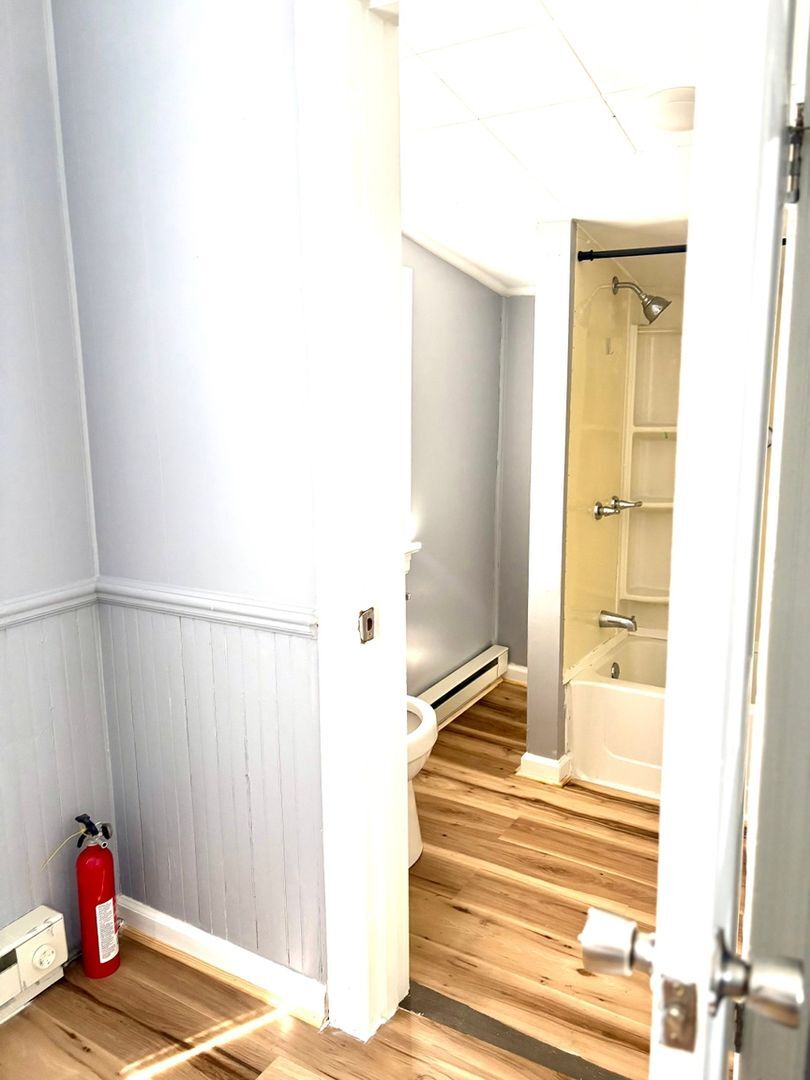 Building Photo - 201 W 5th St