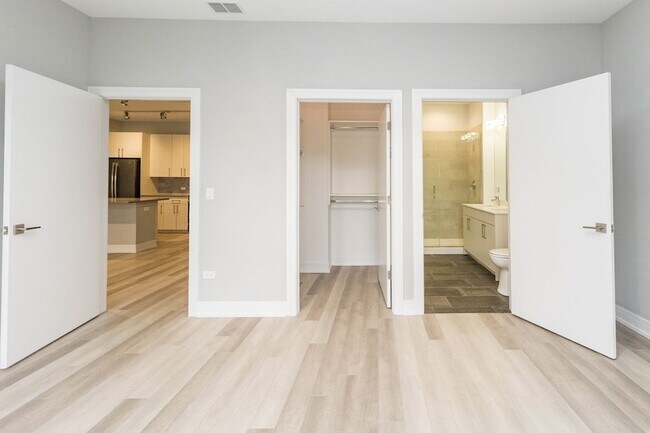 Building Photo - 1554 N Talman Ave