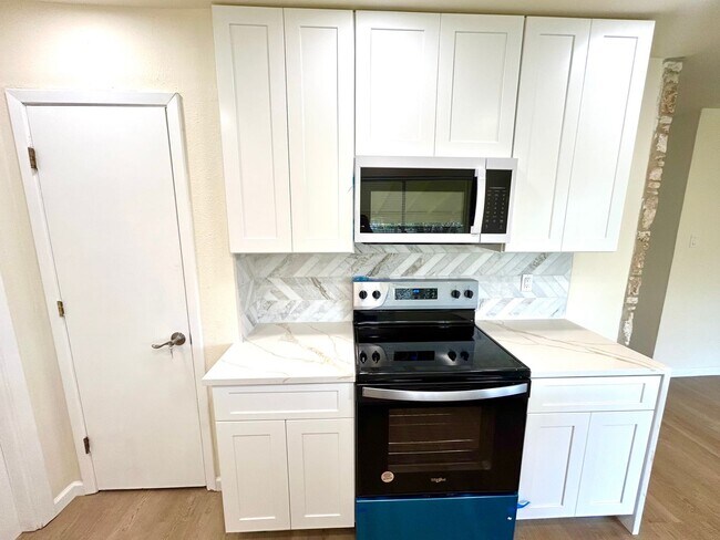 Building Photo - **COMING SOON** Newly Renovated 3 Bedroom ...