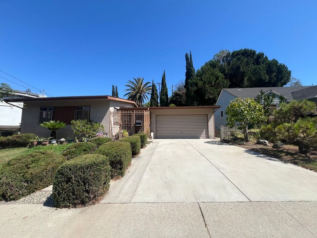 Building Photo - Spacious 3B 1.5BA Single Family Residence ...