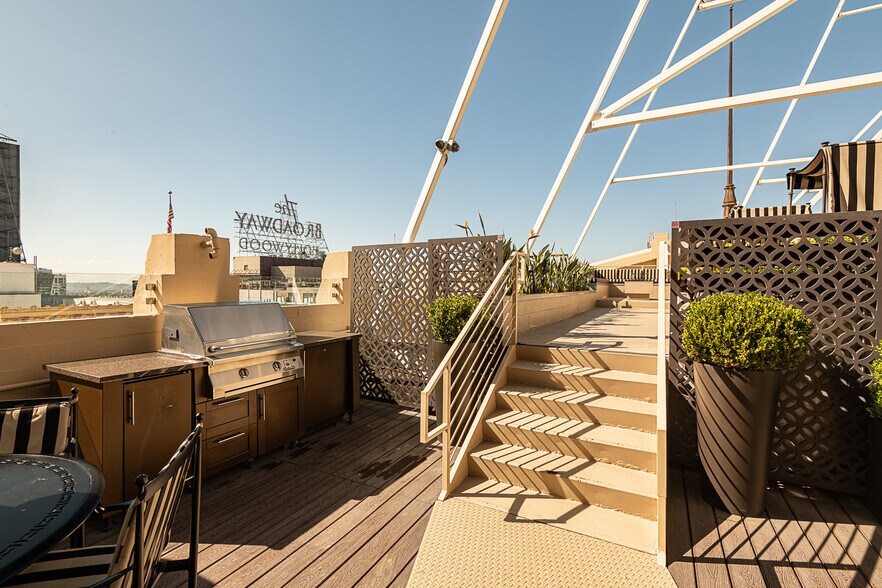 Building Photo - 6253 Hollywood Blvd