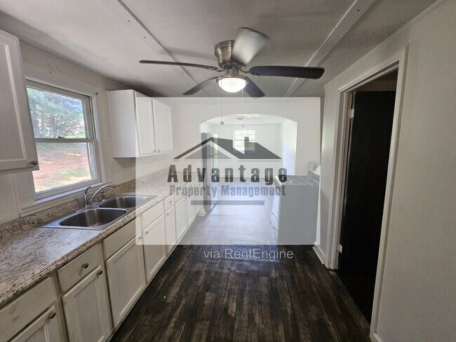 Building Photo - 418 E Brooks Ave