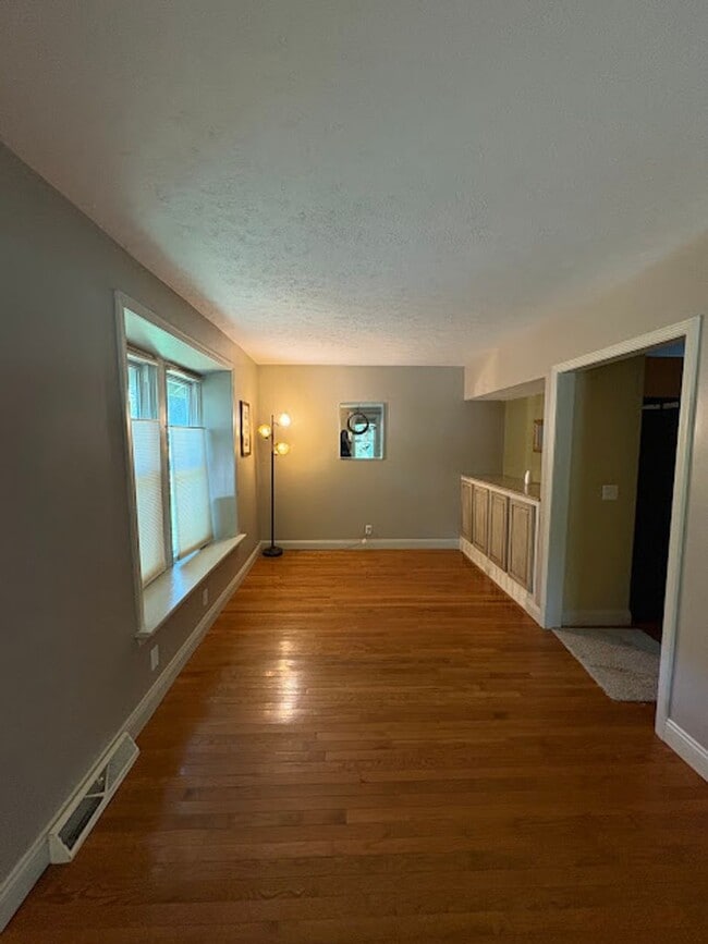 Building Photo - 3 Bedroom 1 Bathroom Home Ready to Rent!