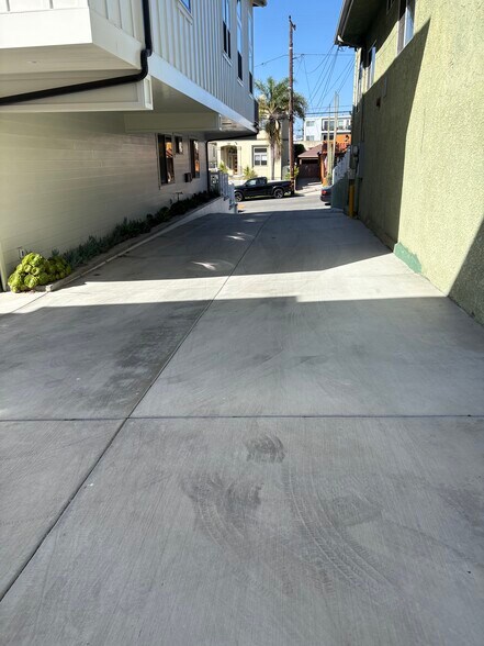 Drive way - 517 N Irena Ave