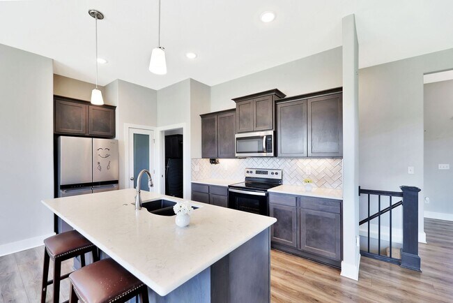 Building Photo - Living in Luxury