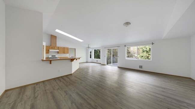 Building Photo - 3 Bed 2 Bath - Large Living Room - Office ...