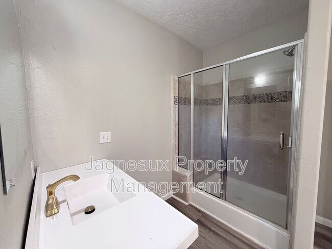 Building Photo - 816 Shady Ln