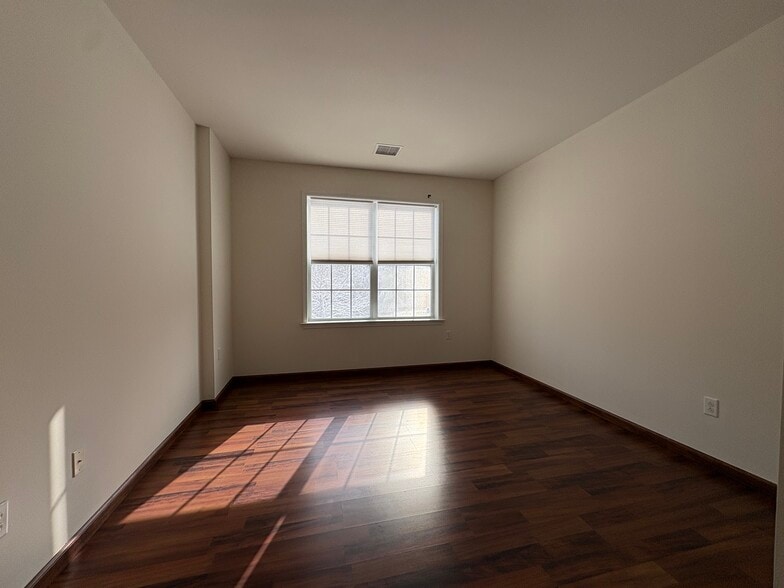 Second bedroom - 326 Timberlake Dr