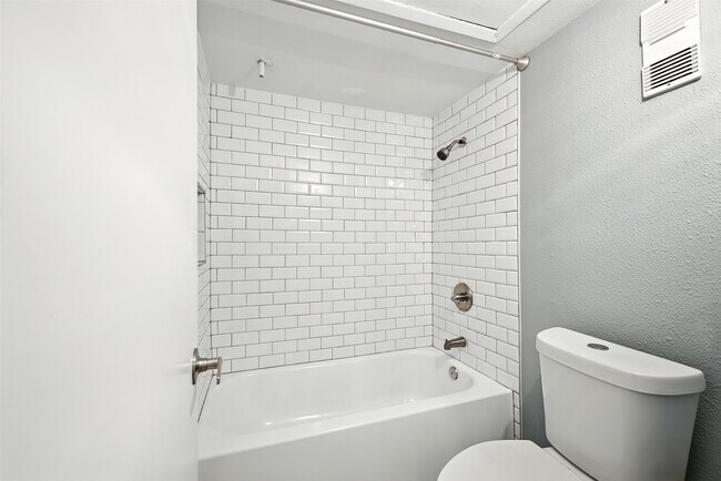 Building Photo - 2800 Jeanetta St
