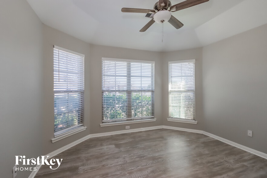 Building Photo - 240 Country Crossing Cir