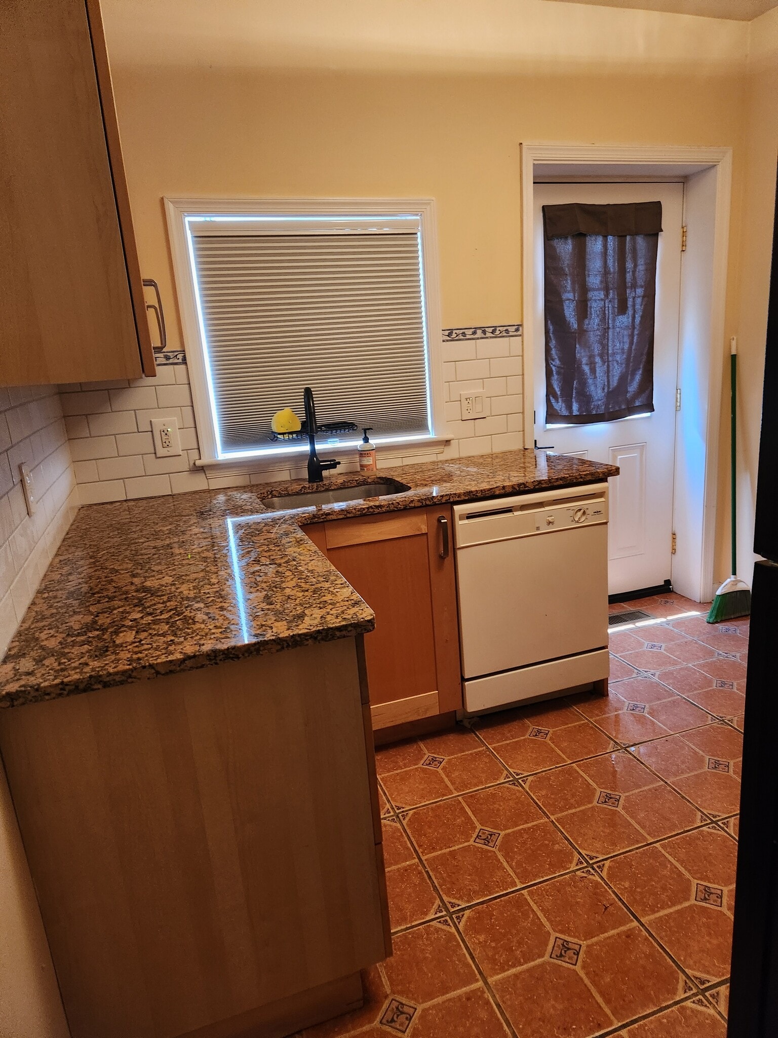 Brazilian Granite Kitchen - 604 Gerritt St
