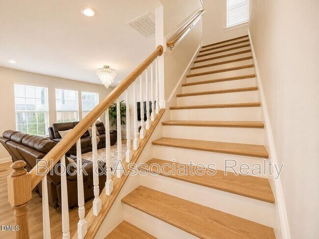 Building Photo - 118 Faxton Wy