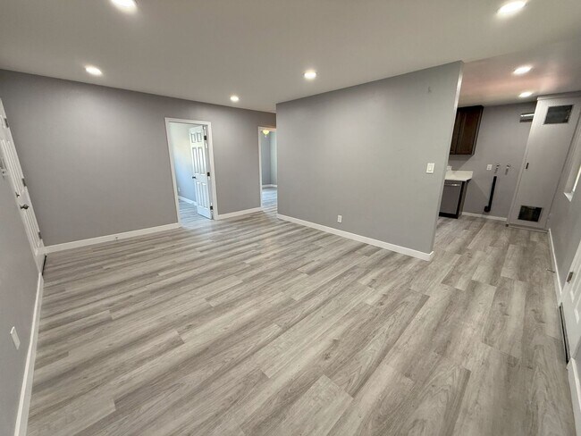 Building Photo - Stunning Remodeled 2-Bedroom Condo in the ...