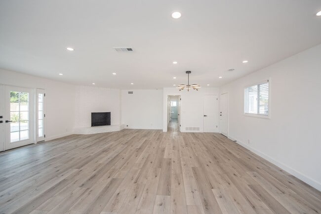 Building Photo - Dover Shores