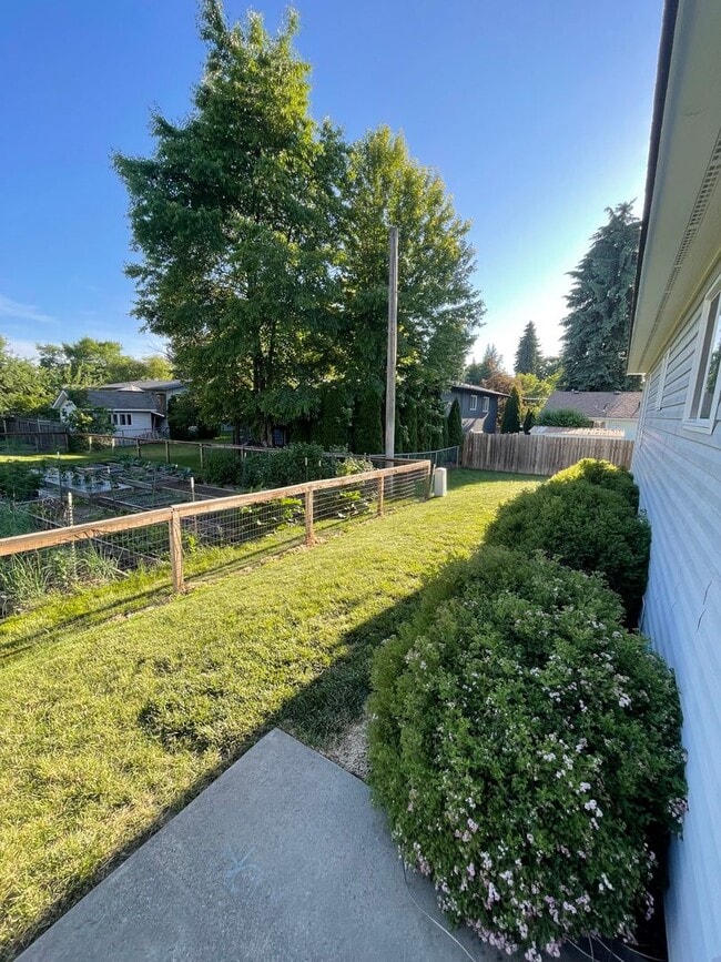 Building Photo - 3 bed 2 bath rancher with master en-suite & RV parking