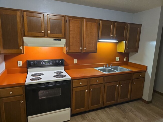 Building Photo - Spacious Living Room