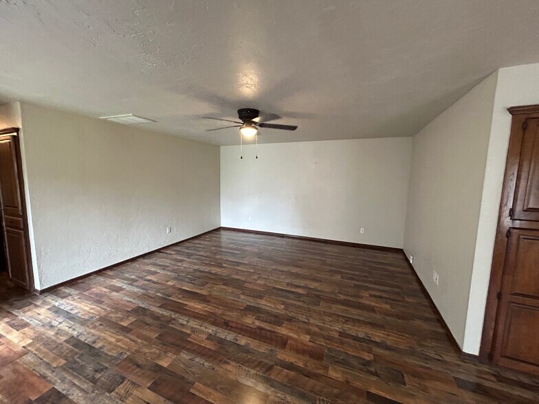 Building Photo - 607 N Robin Way