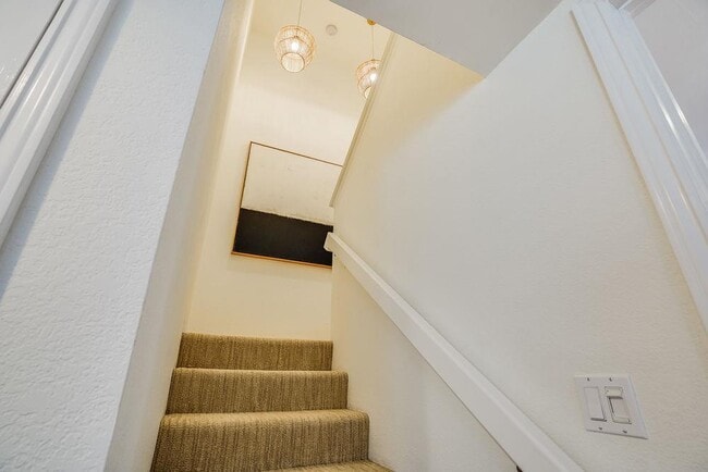 Building Photo - 402 Hogarth Terrace