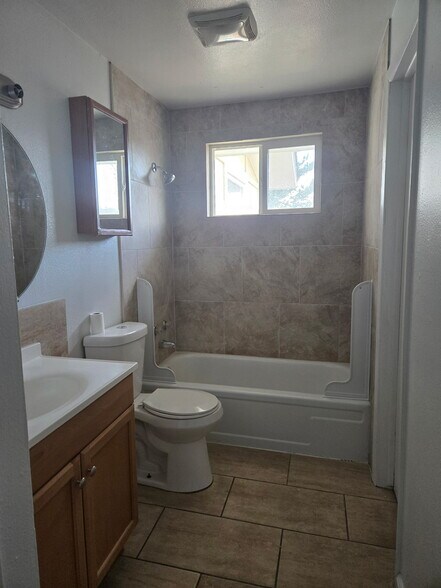 Building Photo - 2221 Collyer St