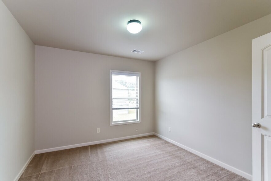 Building Photo - 631 Collingsworth Ln NE