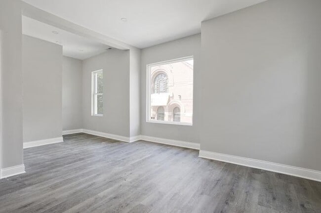 Building Photo - 843 E 65th St