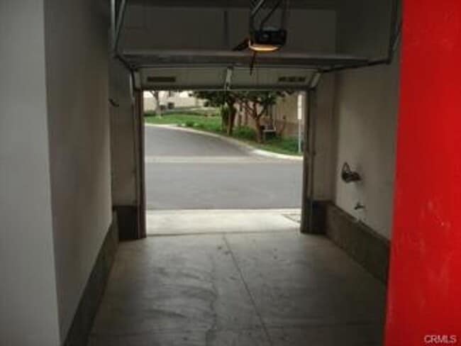 Building Photo - 3 Bedroom 2.5 Bath Condo in Gated Communit...