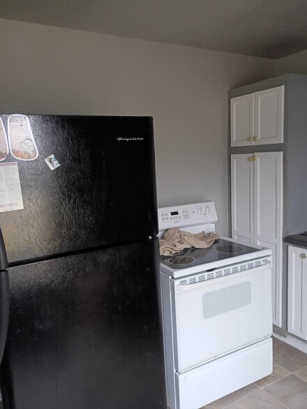 Building Photo - 613 Brook Dr