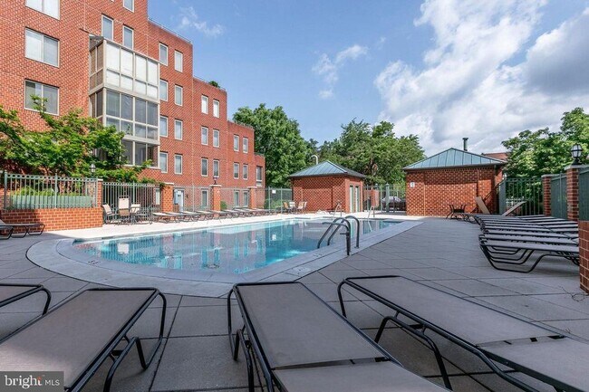 Building Photo - 1050 N Taylor St