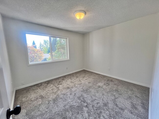 Building Photo - Mini Mansion in Salmon creek in mature nei...