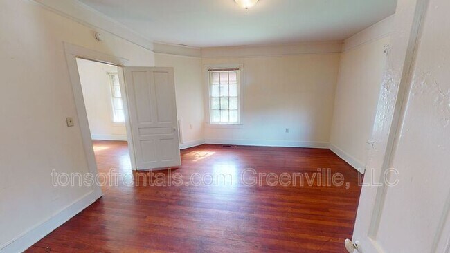 Building Photo - 346 Carney St