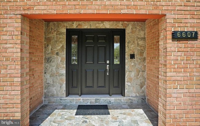 Building Photo - 6607 Lone Oak Dr