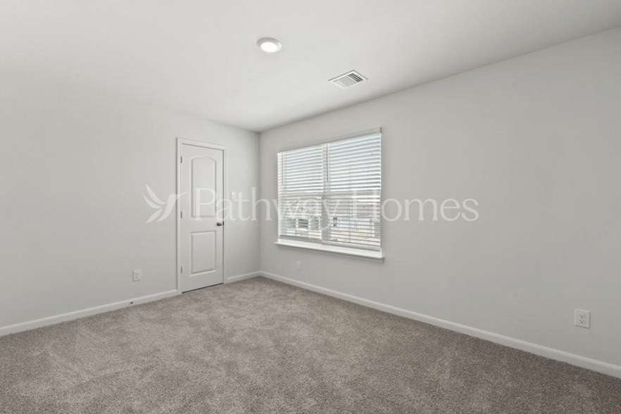 Building Photo - 916 Burlington Ave