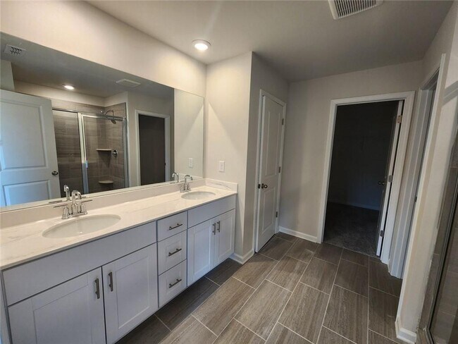 Building Photo - 1050 Sunny Lk Dr