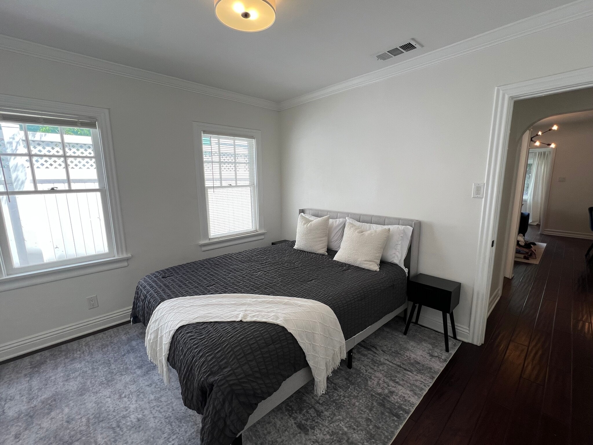 Building Photo - 7865 Willoughby Ave