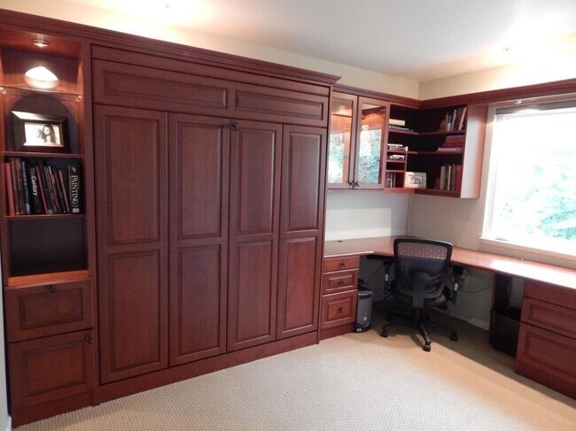 Building Photo - Gorgeous 3 Bedroom 2  Bathroom Home Walkin...